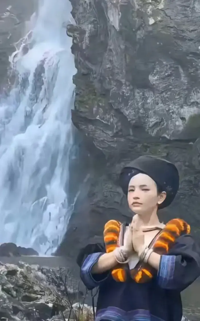 《高山流水遇瀑布》原视频高清免费看-苗家少女瀑布前凝神静气是什么梗-《高山流水遇瀑布》HD高清在线观看