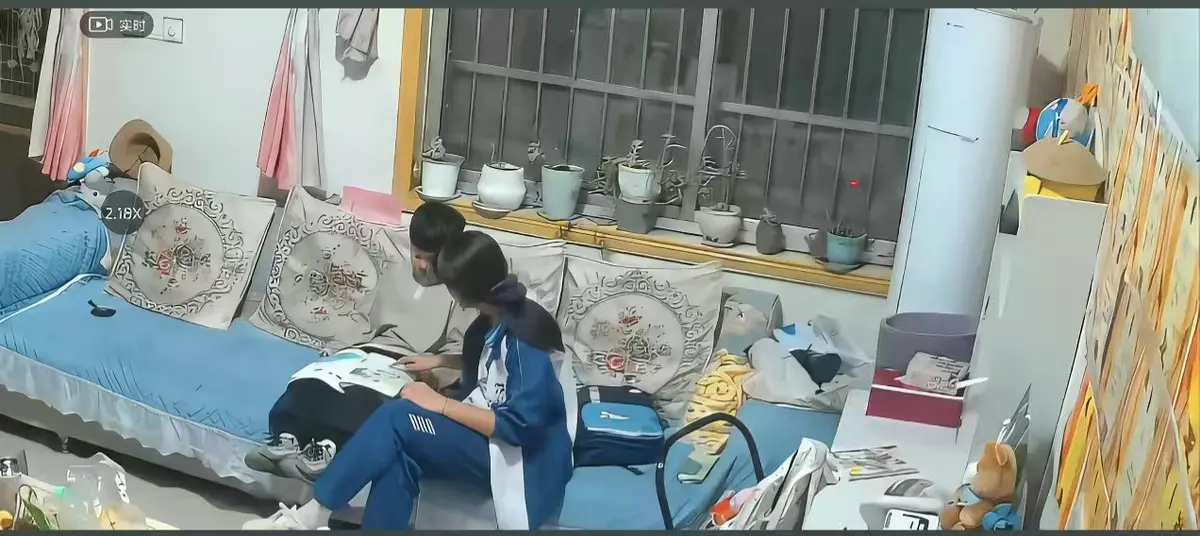 《来自姐姐的爱》无删减完整版在线播放-高清正片免费下载看全集-姐姐管教弟弟暖心互动日常-来自姐姐的爱监控下辅导作业名场面